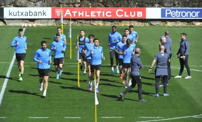 Los jugadores del Athletic se ejercitan en Lezama después del partido frente al Barcelona con la mirada puesta en el duelo de Copa de mañana.