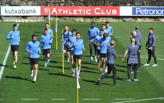 Los jugadores del Athletic se ejercitan en Lezama después del partido frente al Barcelona con la mirada puesta en el duelo de Copa de mañana.