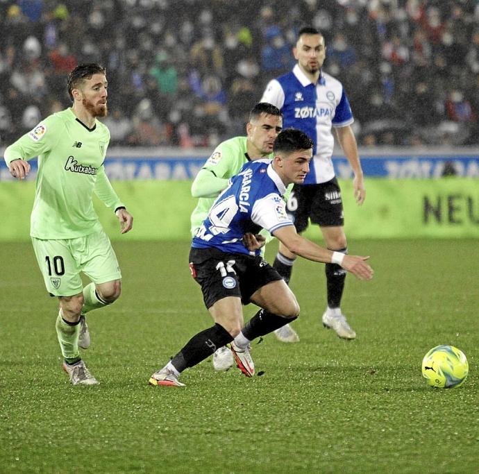 Manu García en una de sus aparaciones enfundado con la elástica albiazul. Foto: EFE