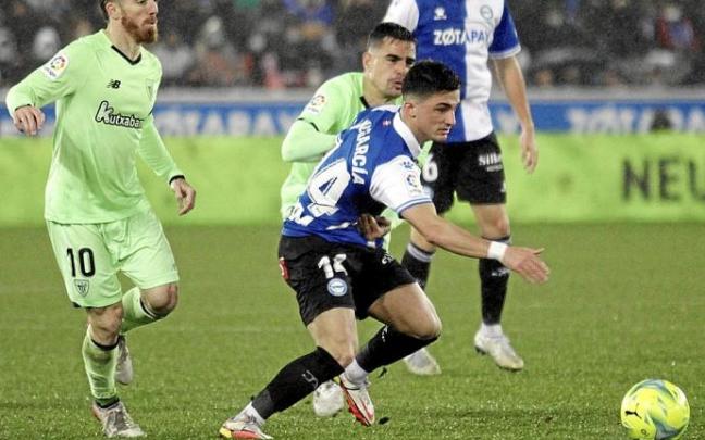 Manu García en una de sus aparaciones enfundado con la elástica albiazul. Foto: EFE