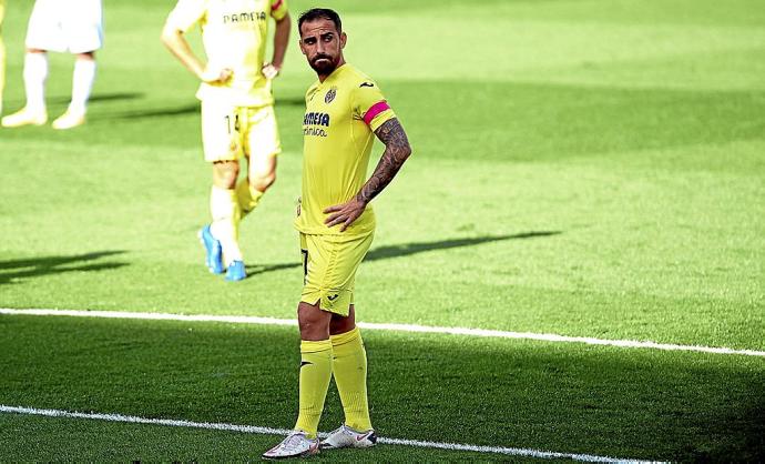 Paco Alcácer se lamenta de un error durante uno de los últimos derbis entre el Villarreal y el Valencia. Foto: EP