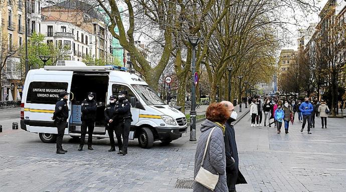 La furgoneta-comisaría de la Guardia Municipal en un reciente día festivo en el Boulevard.