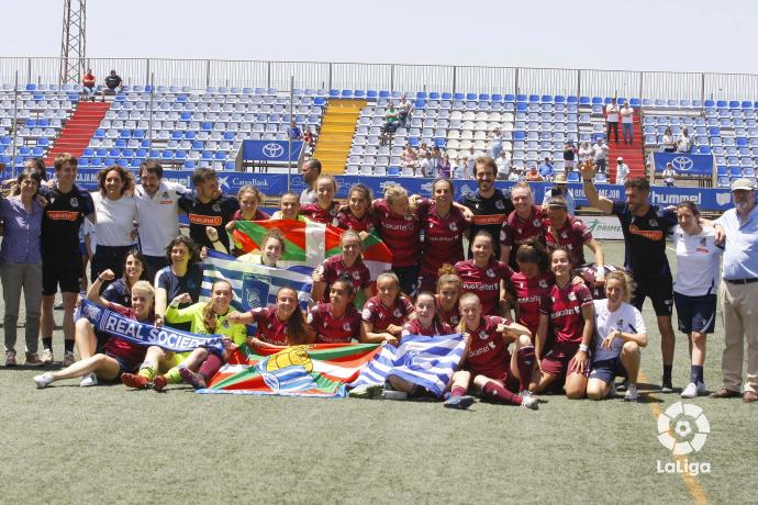 Jugadoras y cuerpo técnico posan tras la conquista del segundo puesto del manera matemática