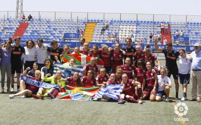 Jugadoras y cuerpo técnico posan tras la conquista del segundo puesto del manera matemática