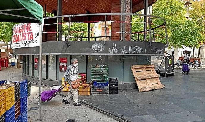 El kiosco de la plaza donde se han producido los dos accidentes.