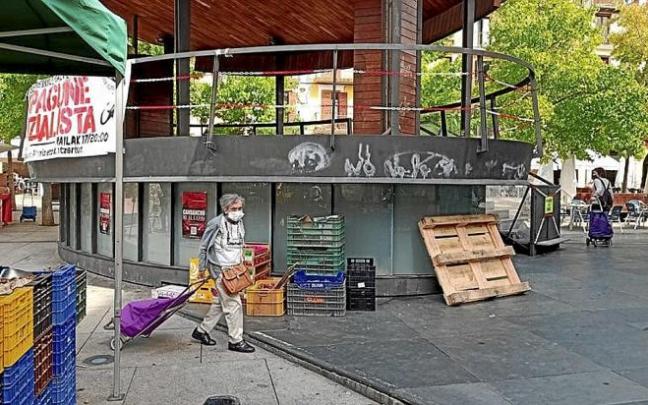 El kiosco de la plaza donde se han producido los dos accidentes.