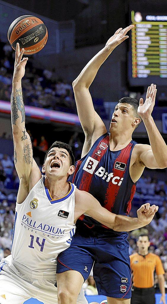 Fontecchio incomoda una bandeja de Deck durante el partido del jueves. Foto: ACB Photo/P. Castillo