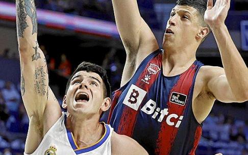 Fontecchio incomoda una bandeja de Deck durante el partido del jueves. Foto: ACB Photo/P. Castillo Fontecchio incomoda una bandeja de Deck durante el partido del jueves. Foto: ACB Photo/P. Castillo
