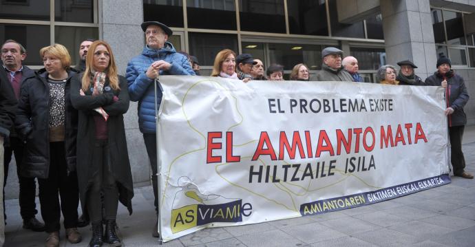 Imagen de una concentración en Bilbao de la Asociación de Víctimas del Amianto en Euskadi.