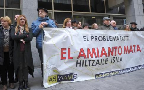 Imagen de una concentración en Bilbao de la Asociación de Víctimas del Amianto en Euskadi. Imagen de una concentración en Bilbao de la Asociación de Víctimas del Amianto en Euskadi.