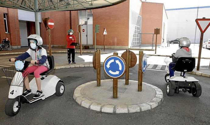 En la imagen de la izquierda, varios alumnos de sexto de primaria del colegio Umandi en el parque de la seguridad vial de la Policía Municipal. Durante el taller, hacen un cambio de roles y son peatones, ciclistas y conductores en un circuito con rotondas