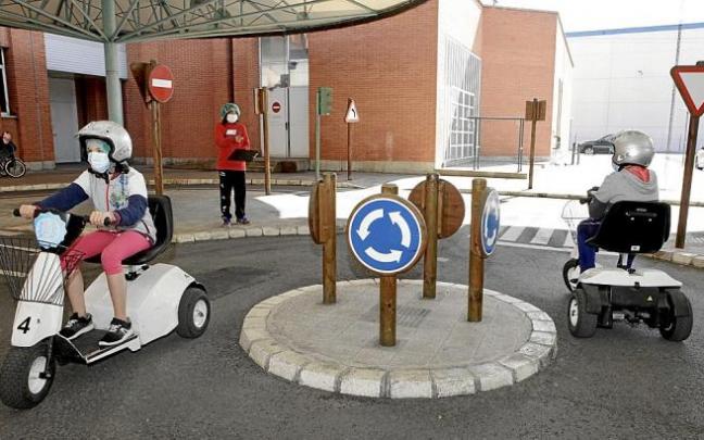 En la imagen de la izquierda, varios alumnos de sexto de primaria del colegio Umandi en el parque de la seguridad vial de la Policía Municipal. Durante el taller, hacen un cambio de roles y son peatones, ciclistas y conductores en un circuito con rotondas