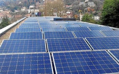 Placas solares instaladas en la cubierta de Abegi Etxea. Foto: N.G.