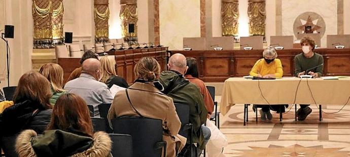 Momento de la reunión de ayer en el ayuntamiento. Foto: N.G.