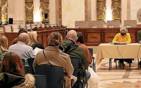 Momento de la reunión de ayer en el ayuntamiento. Foto: N.G.