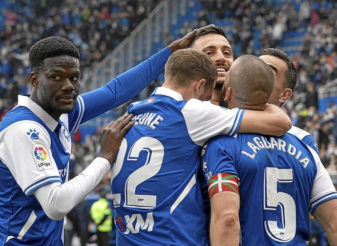 Loum, Lejeune y Laguardia celebran junto a Joselu el segundo tanto del Alavés en su último partido frente al Valencia en Mendizorroza. Foto: Alex Larretxi