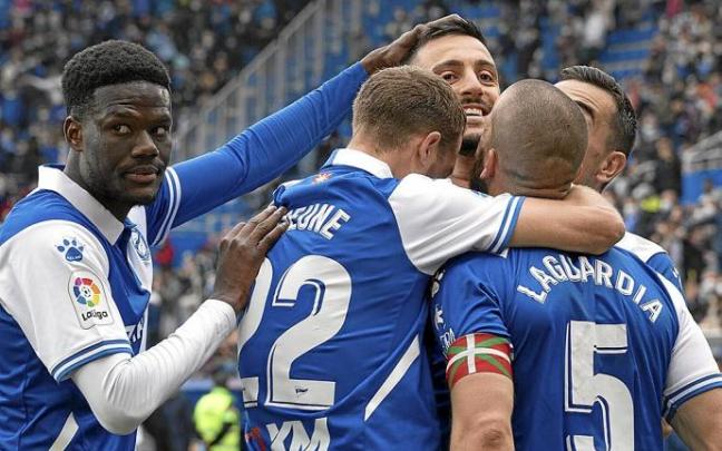 Loum, Lejeune y Laguardia celebran junto a Joselu el segundo tanto del Alavés en su último partido frente al Valencia en Mendizorroza. Foto: Alex Larretxi