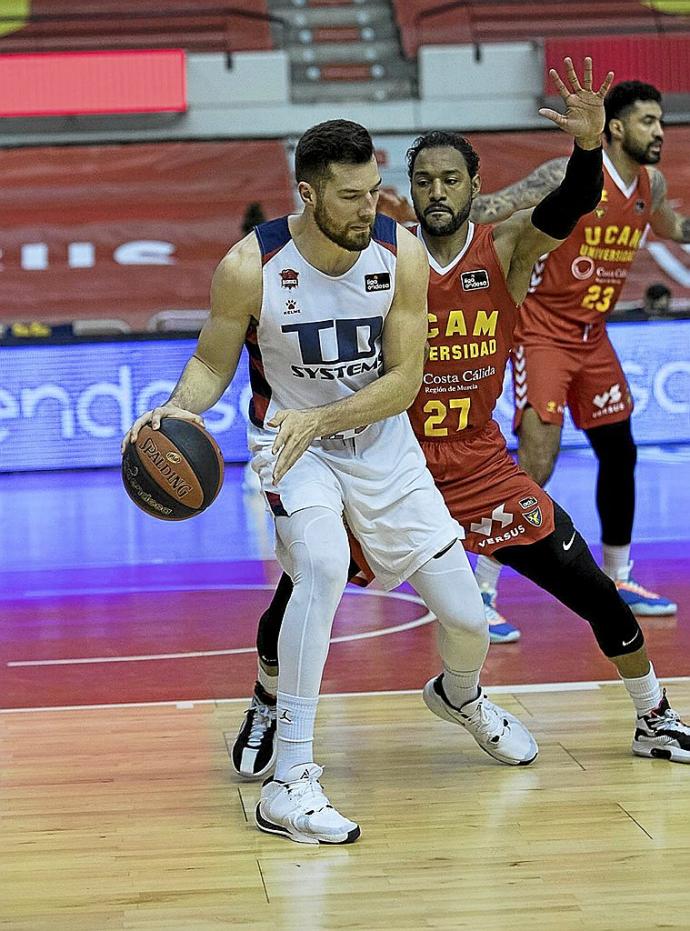 Peters, desplazado ayer al puesto de 'tres', posteó más que nunca a sus pares. Foto: Área 11