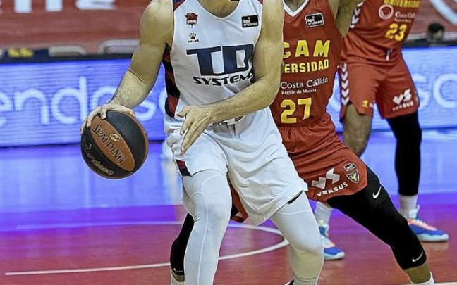 Peters, desplazado ayer al puesto de 'tres', posteó más que nunca a sus pares. Foto: Área 11