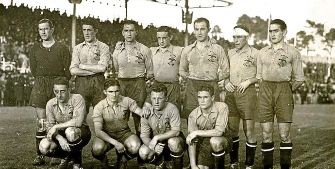 28 de noviembre de 1937. Stadium Balaídos (Vigo). España-Portugal (1-2). La Selección de España viste camiseta azul, con el yugo y las flechas, y pantalón negro. De pie (izda. a dcha.): Guillermo Eizaguirre, Ipiña, ‘Chacho’, Vergara, Quincoces, Vega y Ara