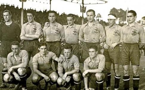 28 de noviembre de 1937. Stadium Balaídos (Vigo). España-Portugal (1-2). La Selección de España viste camiseta azul, con el yugo y las flechas, y pantalón negro. De pie (izda. a dcha.): Guillermo Eizaguirre, Ipiña, ‘Chacho’, Vergara, Quincoces, Vega y Ara 28 de noviembre de 1937. Stadium Balaídos (Vigo). España-Portugal (1-2). La Selección de España viste camiseta azul, con el yugo y las flechas, y pantalón negro. De pie (izda. a dcha.): Guillermo Eizaguirre, Ipiña, ‘Chacho’, Vergara, Quincoces, Vega y Ara