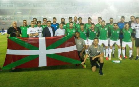 Integrantes de la Euskal Selekzioa posan antes del partido contra Panamá.