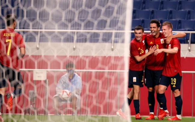 Merino celebra con sus compañeros el gol ante Argentina.