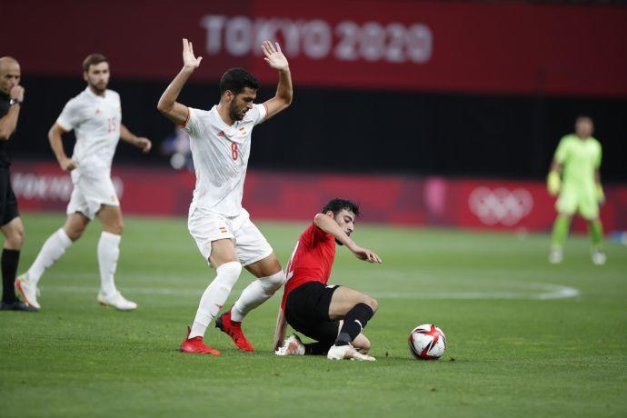 El navarro Mikel Merino en un lance del partido contra Egipto y, al fondo, el jugador rojillo Jon Moncayola