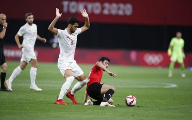 El navarro Mikel Merino en un lance del partido contra Egipto y, al fondo, el jugador rojillo Jon Moncayola El navarro Mikel Merino en un lance del partido contra Egipto y, al fondo, el jugador rojillo Jon Moncayola
