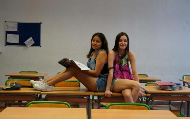 La estudiante boliviana Leymilen Aguado y la bilbaina Lucía Holgado posan en un aula del Instituto Miguel de Unamuno, donde han cursado el Bachillerato nocturno. La estudiante boliviana Leymilen Aguado y la bilbaina Lucía Holgado posan en un aula del Instituto Miguel de Unamuno, donde han cursado el Bachillerato nocturno.