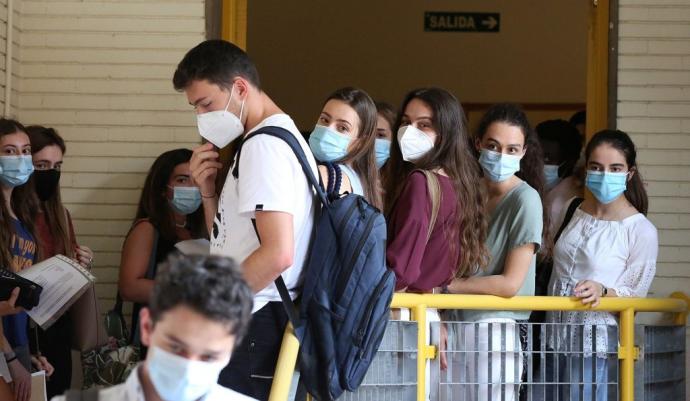 Alumnos con mascarilla acceden a los exámenes de Selectividad el año pasado.