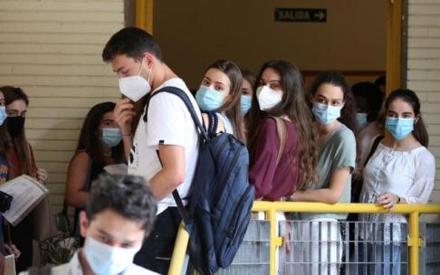Alumnos con mascarilla acceden a los exámenes de Selectividad el año pasado.
