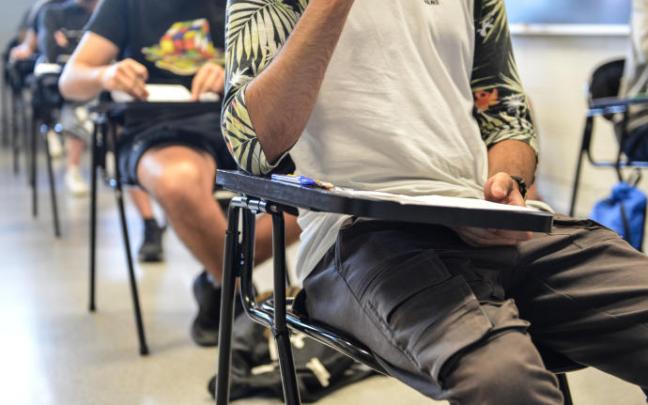 Alumnos durante los pasados exámenes de selectividad en Catalunya.