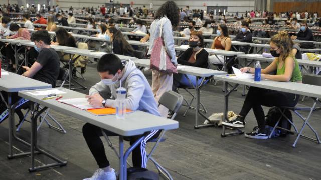Alumnos realizando las pruebas de Selectividad.