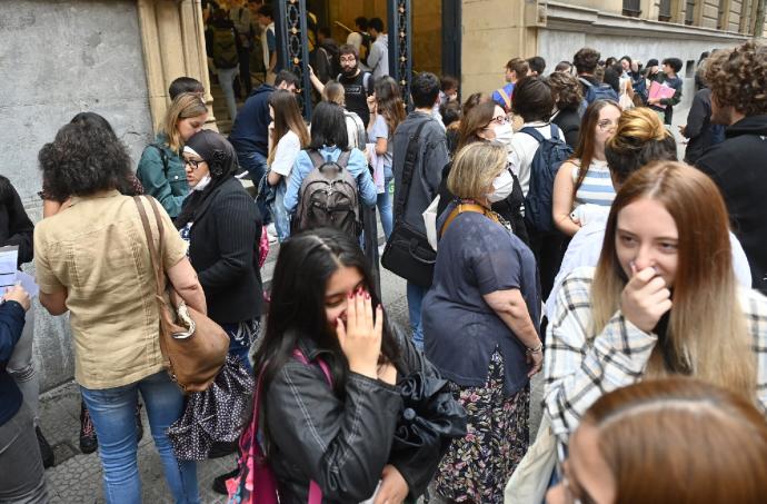 Alumnos vizcainos antes de comenzar los exámenes de selectividad en Bilbao