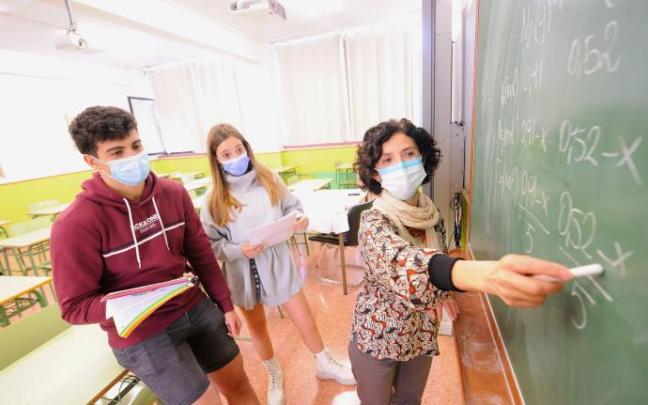 Asier García e Izaro López escuchan las explicaciones de su profesora de Química, María Jesús Ferrer, en un aula del instituto Botikazar de Bilbao. Asier García e Izaro López escuchan las explicaciones de su profesora de Química, María Jesús Ferrer, en un aula del instituto Botikazar de Bilbao.