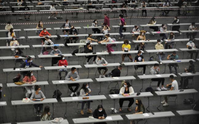 Foto de archivo de la convocatoria extraordinaria de la Evaluación para el Acceso a la Universidad en Euskadi (2021).