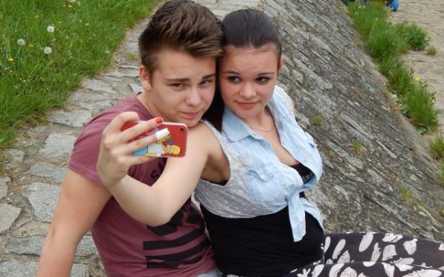 Dos jóvenes se hacen un selfie. Dos jóvenes se hacen un selfie.
