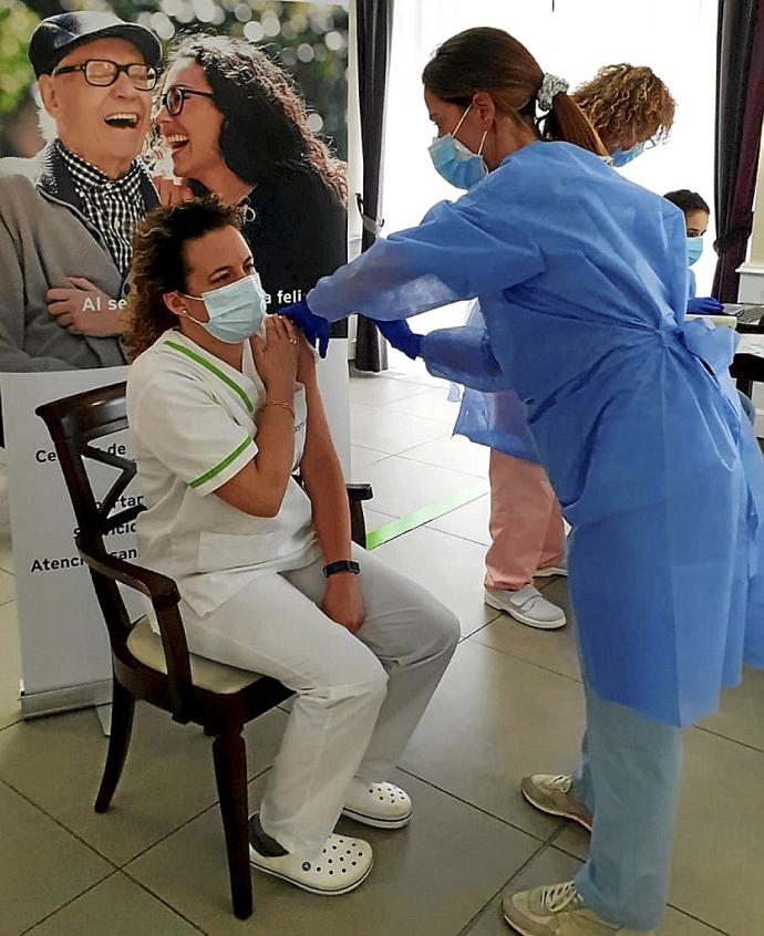 Una mujer joven, trabajadora de un centro sociosanitario, es vacunada en la primera fase. Foto: DNA