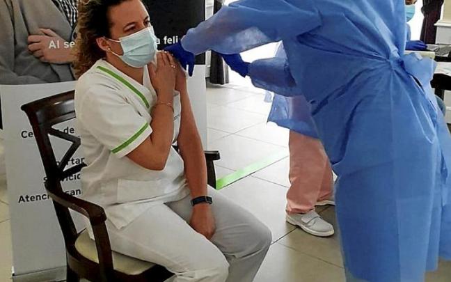 Una mujer joven, trabajadora de un centro sociosanitario, es vacunada en la primera fase. Foto: DNA
