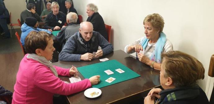 Personas mayores juegan a cartas durante la Semana del Jubilado de Azpeitia de 2019. Foto: Uztarria