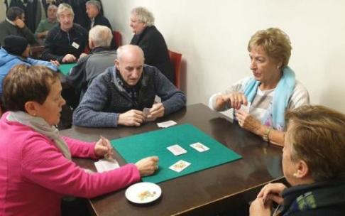 Personas mayores juegan a cartas durante la Semana del Jubilado de Azpeitia de 2019. Foto: Uztarria