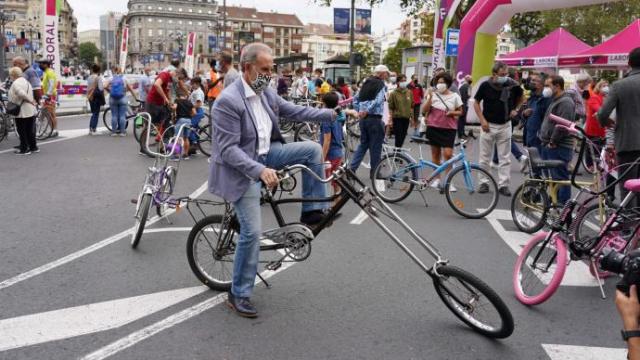 Alfonso Gil prueba una de las bicicletas customizadas que trajo Michel desde Villadiego.