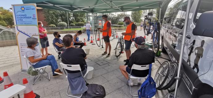 Ziklobizi Eskola impartió un taller de reparación de bicis en la Semana Europea de la Movilidad de Getxo del pasado año.