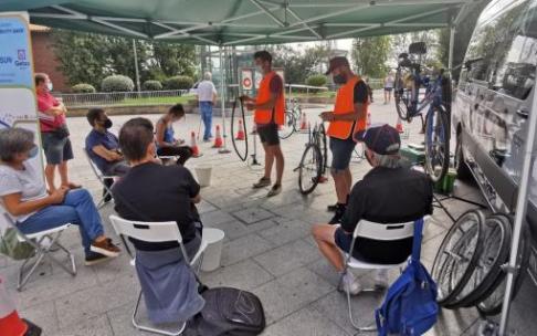 Ziklobizi Eskola impartió un taller de reparación de bicis en la Semana Europea de la Movilidad de Getxo del pasado año.