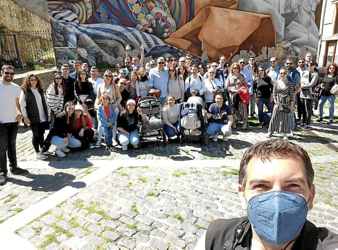 Arturo Martínez, de Guiartu, en una de las rutas a pie por el Casco Viejo de esta Semana Santa. Foto: Guiartu