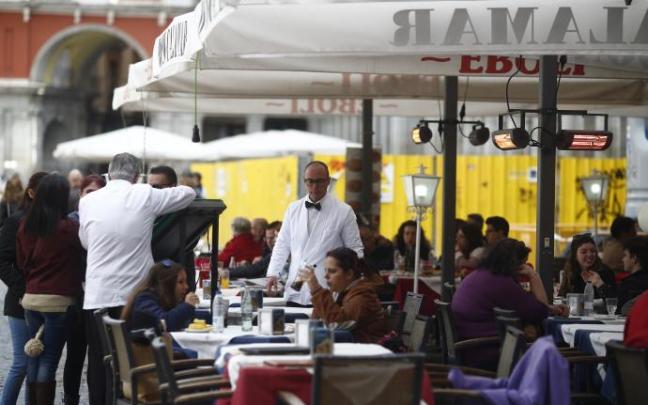 Clientes en la terraza de un bar.