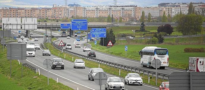 Estado del tráfico de ayer por la tarde a la entrada de la capital alavesa. Foto: Jorge Muñoz