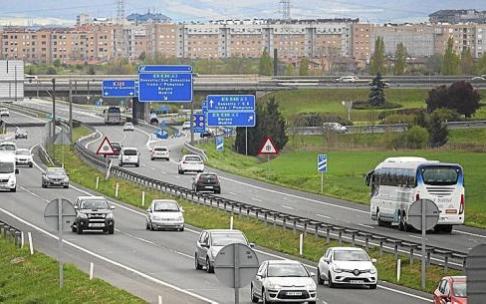 Estado del tráfico de ayer por la tarde a la entrada de la capital alavesa. Foto: Jorge Muñoz