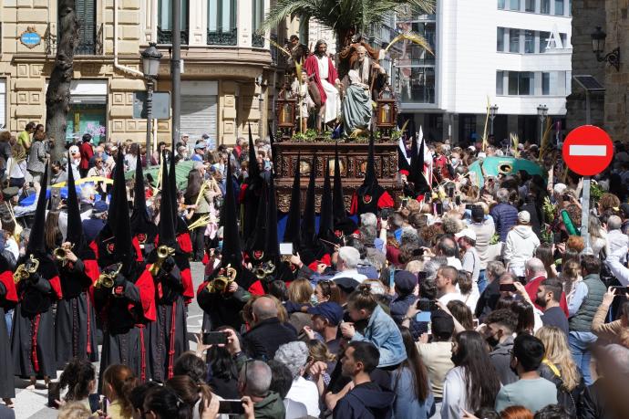 La procesión del Borriquito, organizada por la Cofradía de la Pasión, congregó a miles de personas en la capital vizcaina este pasado Domingo de Ramos